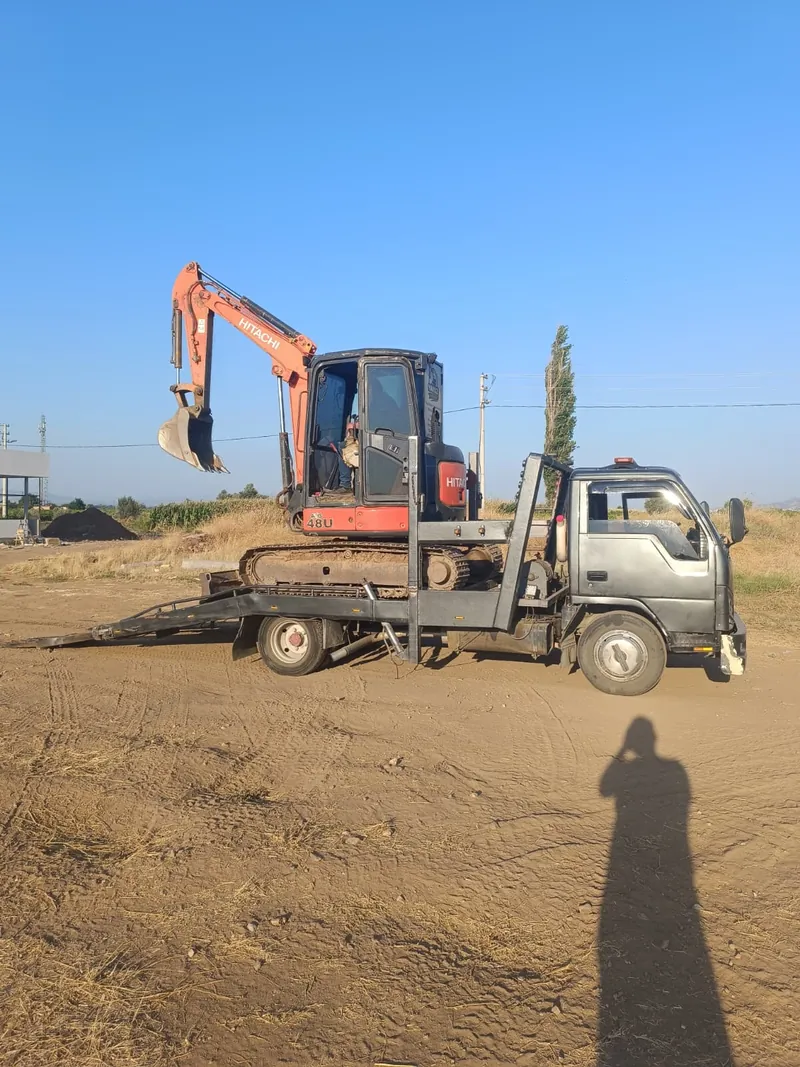 Salihli iş makinesi taşıma — kurtarıcı üzerinde Hitachi mini ekskavatör