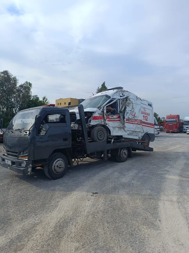 Salihli kazalı araç kurtarma — kurtarıcı üzerinde hasarlı ambulans