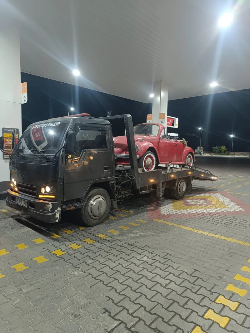 Salihli klasik araç taşıma — kurtarıcı üzerinde kırmızı klasik otomobil, gece