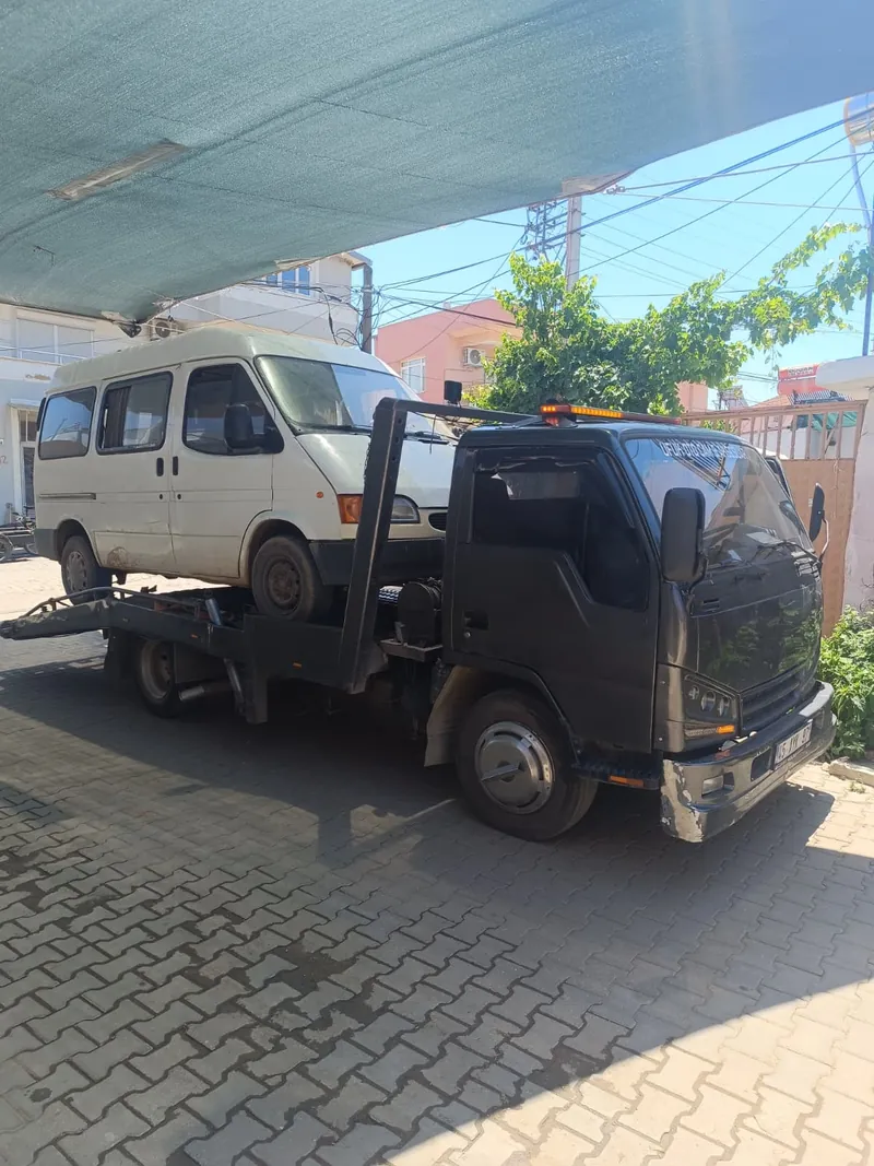 Salihli panelvan taşıma — kurtarıcı üzerinde beyaz panelvan minibüs